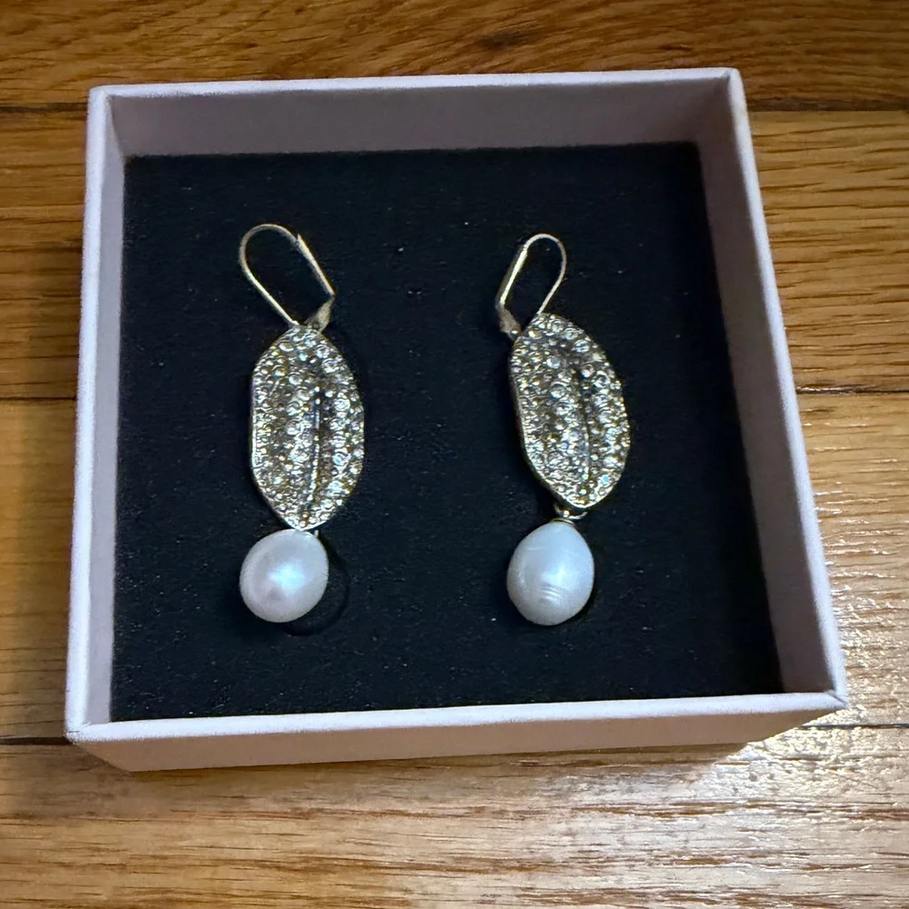 Giambattista Valli x H&M Pearl & Crystal Drop Earrings – Boxed - Picture 6 of 8
